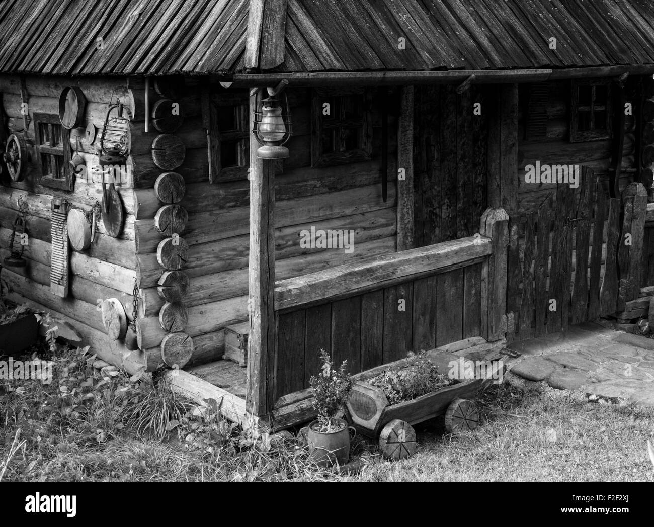 Fotografía en blanco y negro de la antigua casa de madera. Foto de stock