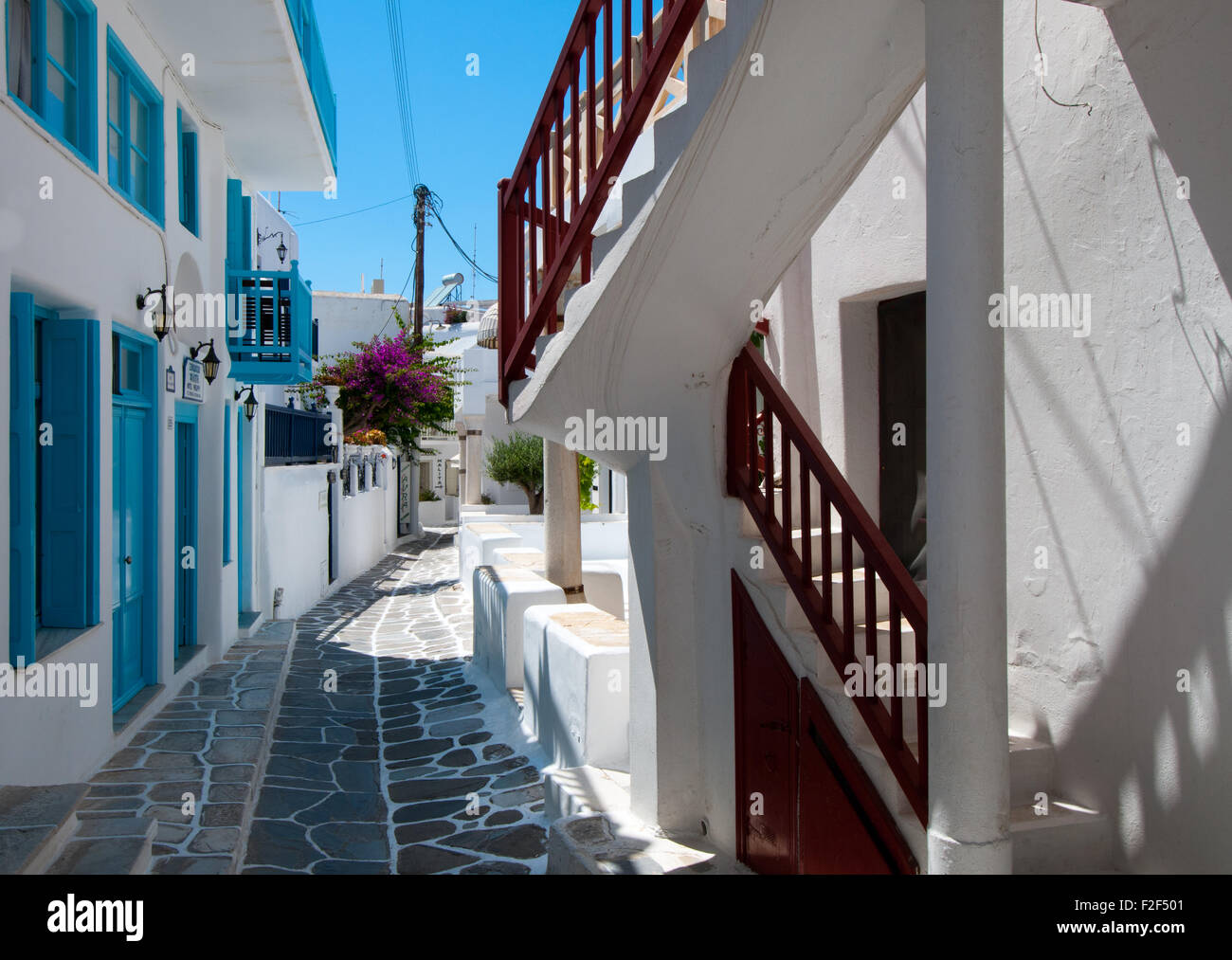 Escaleras con barandas de coloridas casas encaladas en el estrecho callejón  de la ciudad de Mykonos, Grecia Fotografía de stock - Alamy