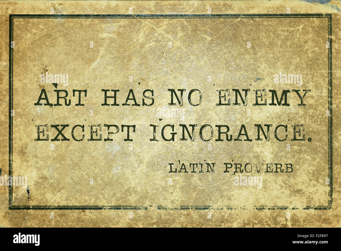 El arte no tiene ningún enemigo excepto la ignorancia - antiguo proverbio latino impreso en cartón vintage grunge Foto de stock