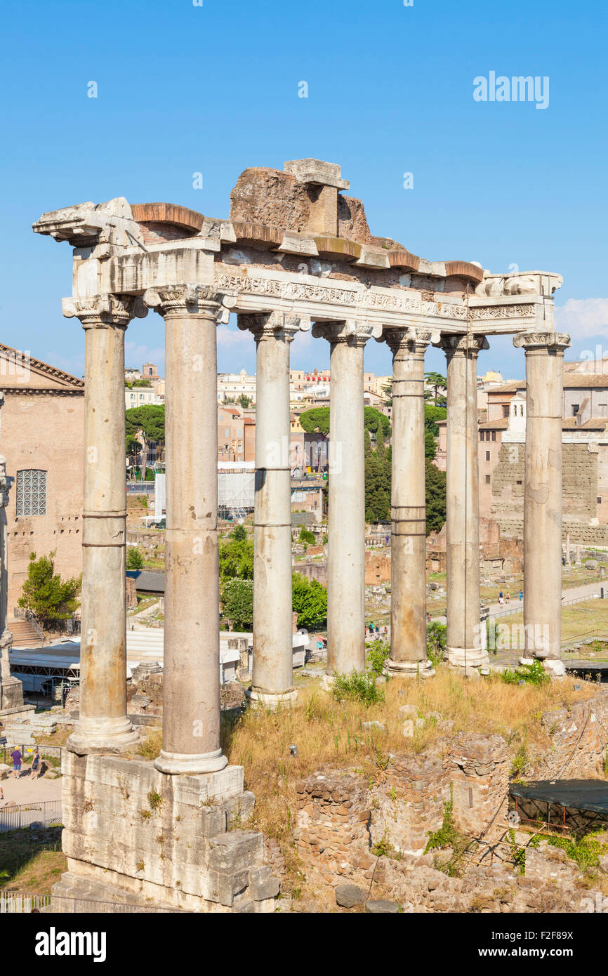 Las columnas están las ruinas del Templo de Saturno, un templo al dios  Saturno en el Foro Romano Roma Lazio Italia Europa UE Fotografía de stock -  Alamy