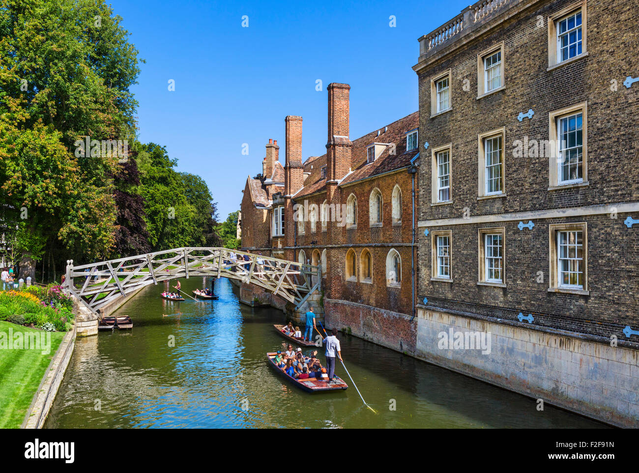 Cambridge, punting. River Cam desde Silver St Bridge mirando hacia el puente matemático con Queen's College a la derecha, las espaldas, Cambridge, Reino Unido Foto de stock