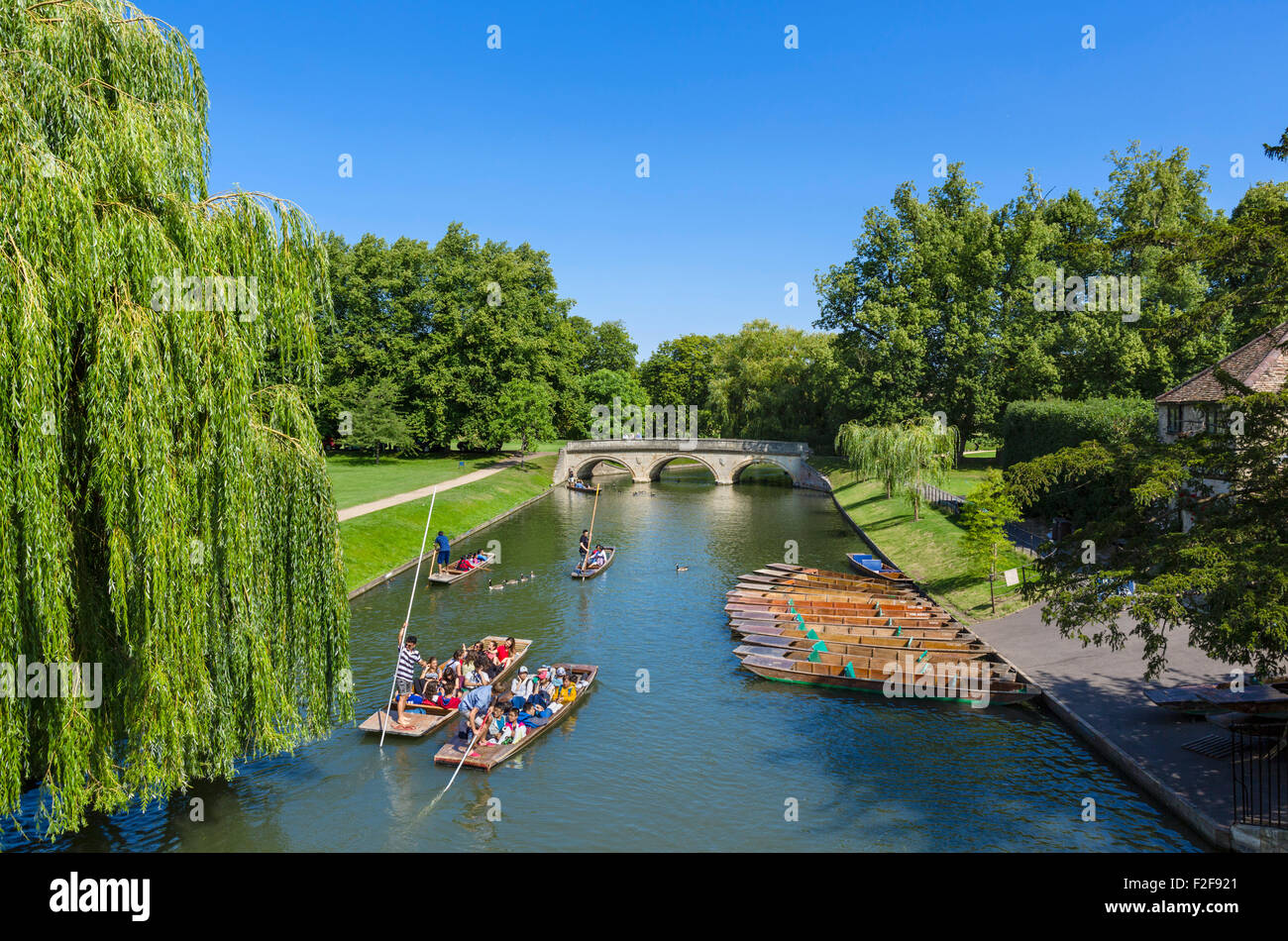 Visto desde el río Cam Garret Hostel Bridge mirando hacia el Trinity College, el Puente de la espalda, Cambridge, Inglaterra, Reino Unido. Foto de stock