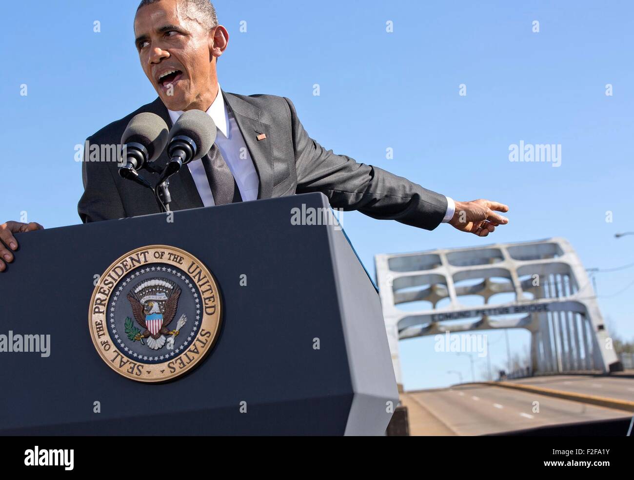 El presidente estadounidense Barack Obama hacia el puente Edmund Pettus durante su discurso con motivo del 50° aniversario de los derechos civiles de Selma a Montgomery marchas de Marzo 7, 2015 en Selma, Alabama. Foto de stock