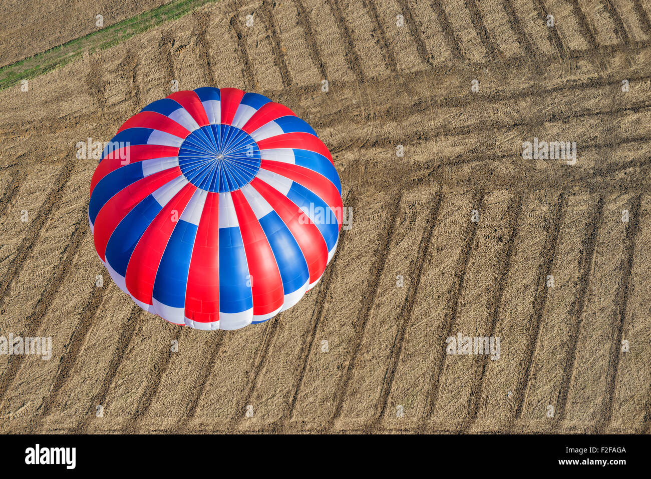 Aeriel vista de un vuelo en globo de aire caliente a través de un campo pelado Foto de stock