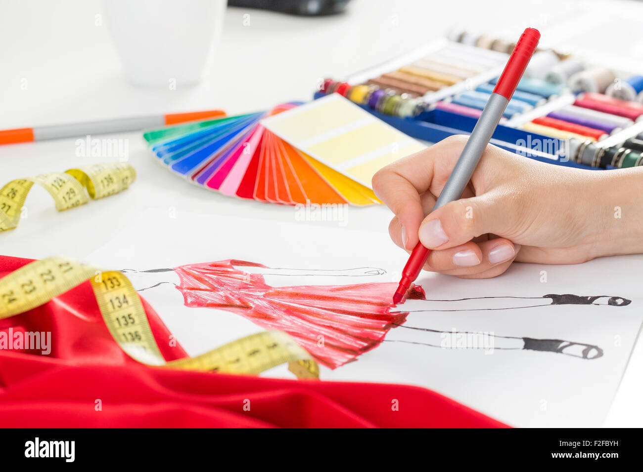 Diseñador de moda el trabajo en estudio. Diseño de cierre. Foto de stock