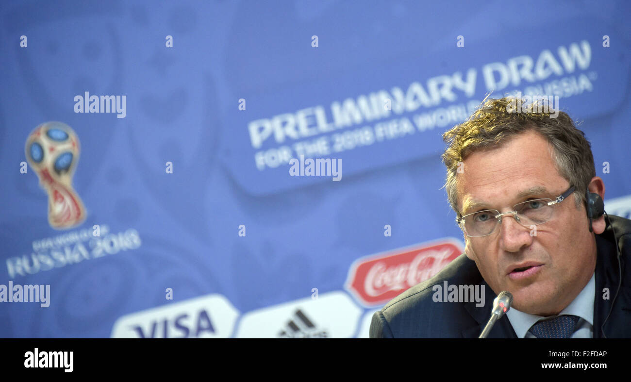 San Petersburgo, Rusia. 24 de julio de 2015. El secretario general de la FIFA Jérôme Valcke FIFA asiste a una conferencia de prensa en el Palacio de Constantino en San Petersburgo, Rusia, 24 de julio de 2015. El sorteo preliminar de la Copa Mundial de la FIFA 2018 tendrá lugar el 25 de julio en San Petersburgo. Foto: MARCUS BRANDT/dpa/Alamy Live News Foto de stock