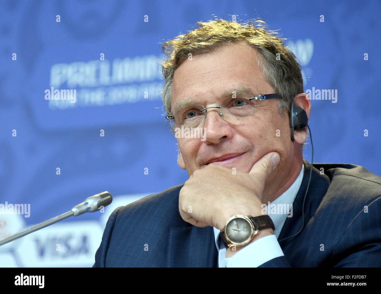 San Petersburgo, Rusia. 24 de julio de 2015. El secretario general de la FIFA Jérôme Valcke FIFA asiste a una conferencia de prensa en el Palacio de Constantino en San Petersburgo, Rusia, 24 de julio de 2015. El sorteo preliminar de la Copa Mundial de la FIFA 2018 tendrá lugar el 25 de julio en San Petersburgo. Foto: MARCUS BRANDT/dpa/Alamy Live News Foto de stock