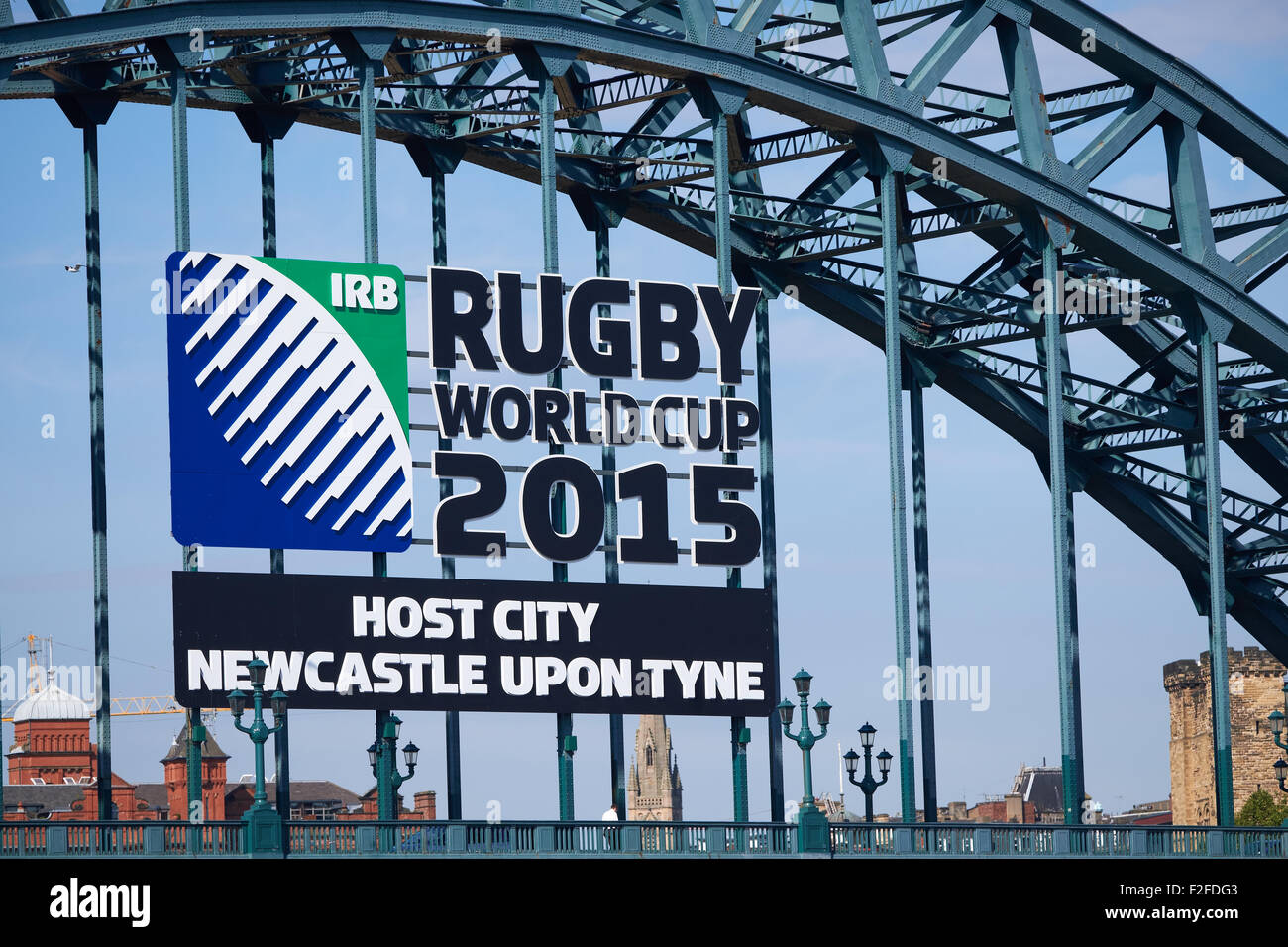 La Rugby World Cup 2015 hosts firmar en el Puente Tyne, Newcastle Upon Tyne, Reino Unido. Foto de stock
