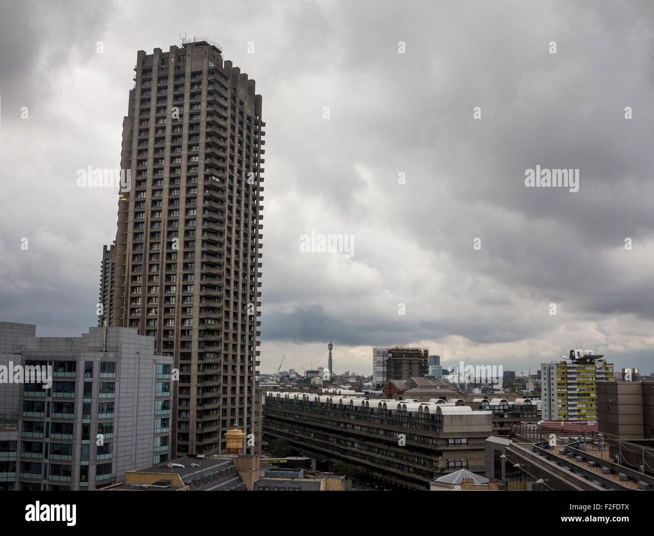 El Barbican Center en la ciudad de Londres con la Torre BT en la distancia Foto de stock