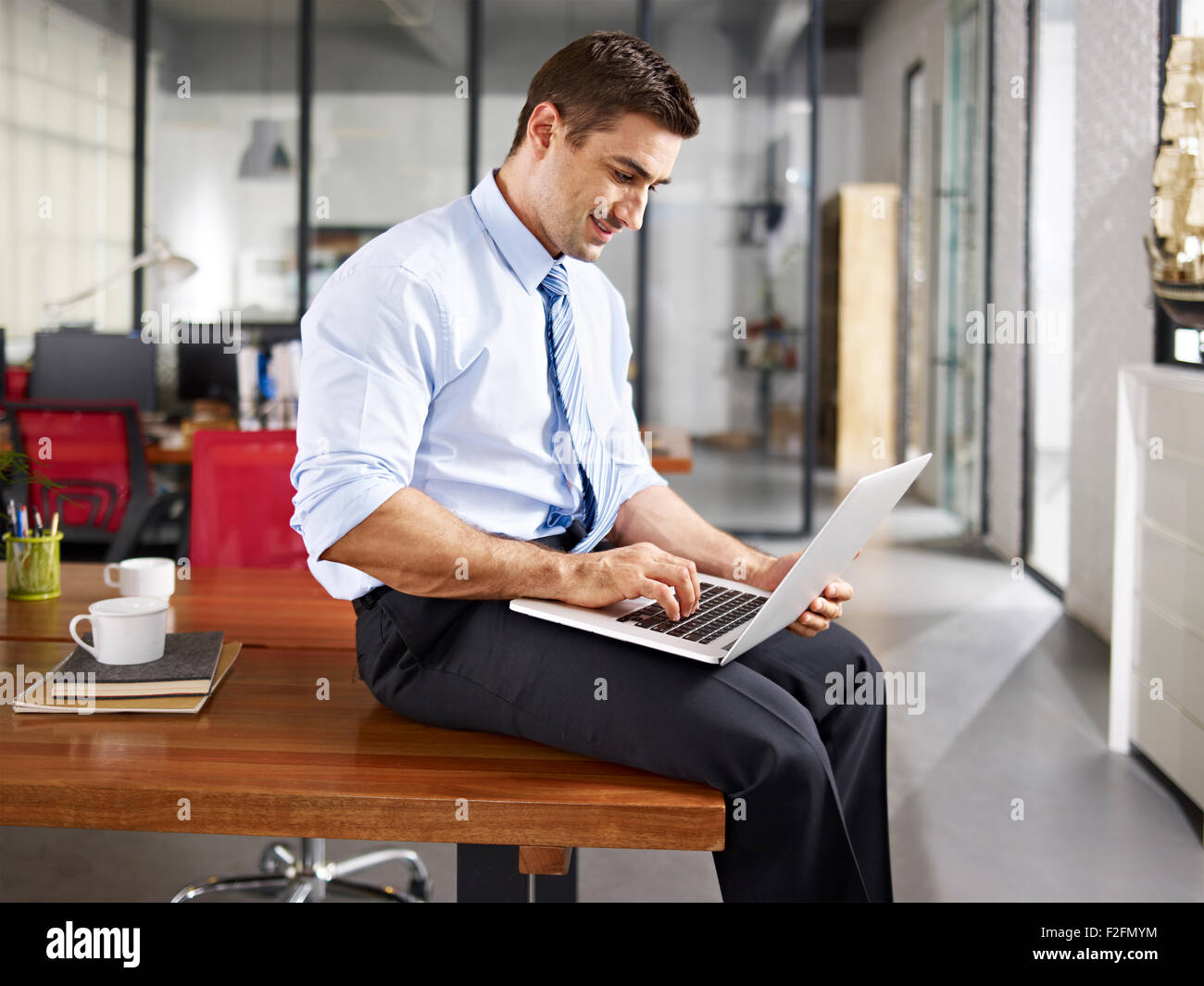 Ejecutivos de negocios con ordenador portátil en la oficina. Foto de stock