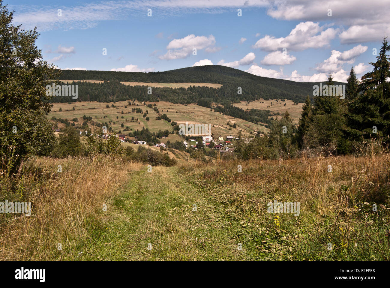 Vista otoñal al macho Borove village en Eslovaquia con senderos, prados, colinas y cielo azul con pocas nubes Foto de stock