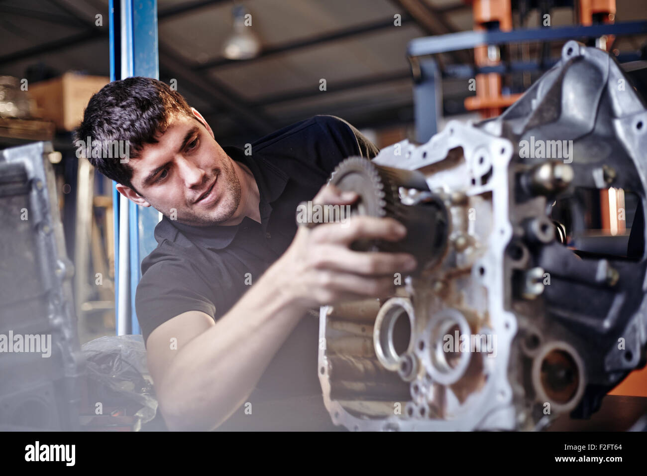 Pieza de fijación mecánica en taller de reparación de automóviles Foto de stock