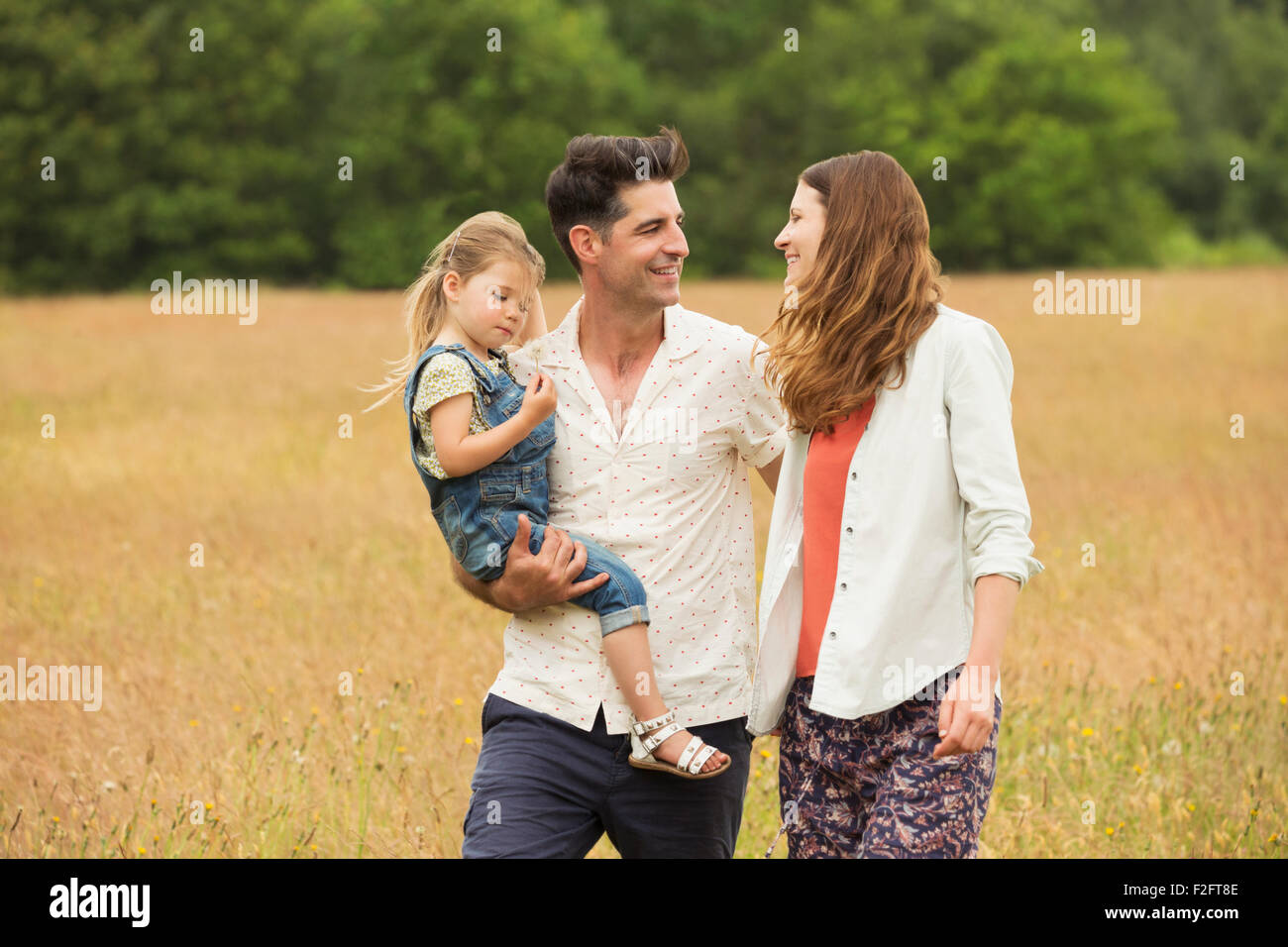 Familia caminando en ámbito rural Foto de stock