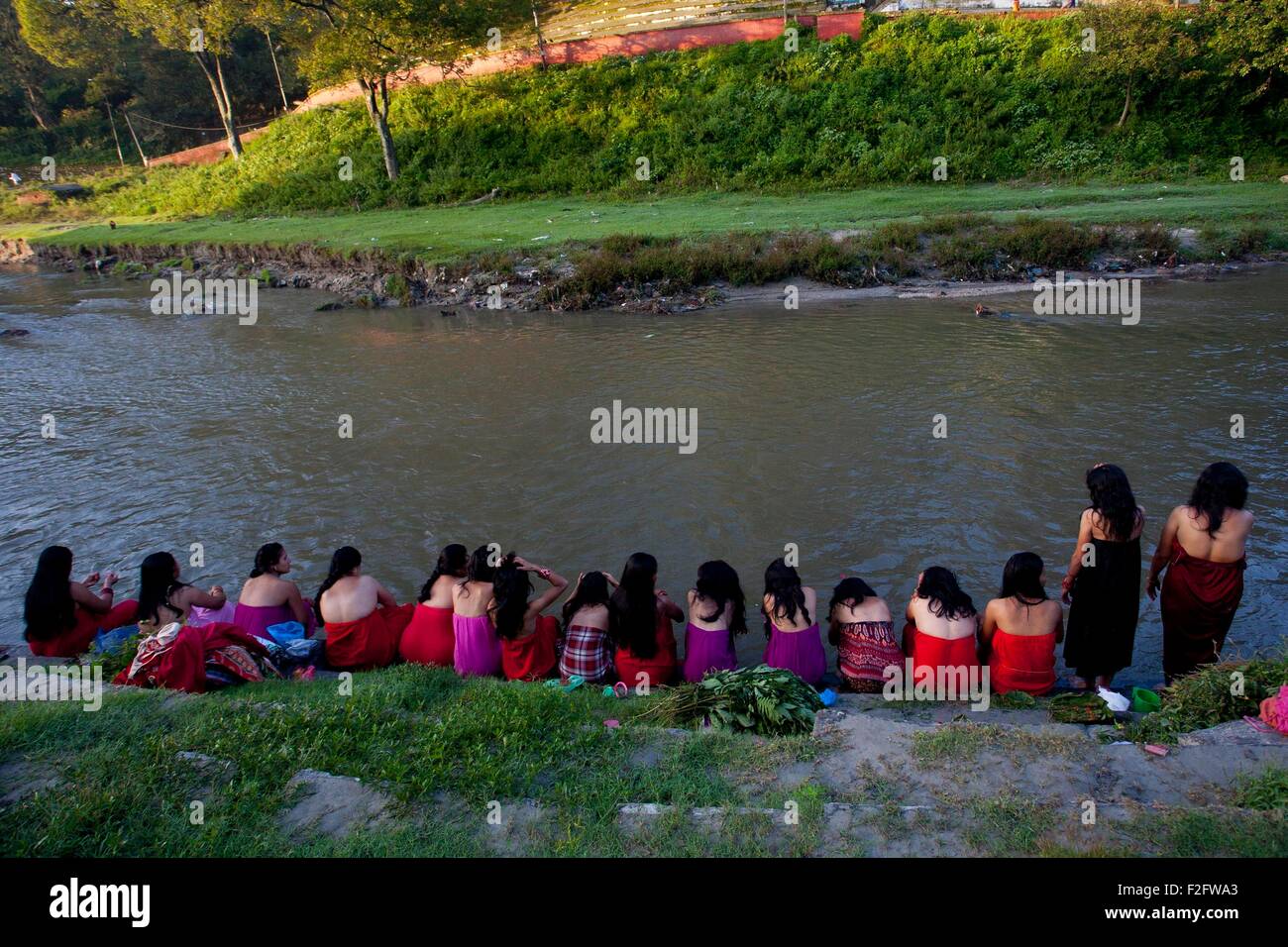 Katmandú, Nepal. 18 Sep, 2015. Las niñas hindúes se preparan para tomar un  baño ritual mediante Dattiwan sagrado (ramas) para lavarse en el Río  Bagmati durante el Rishi Panchami festival en Katmandú,