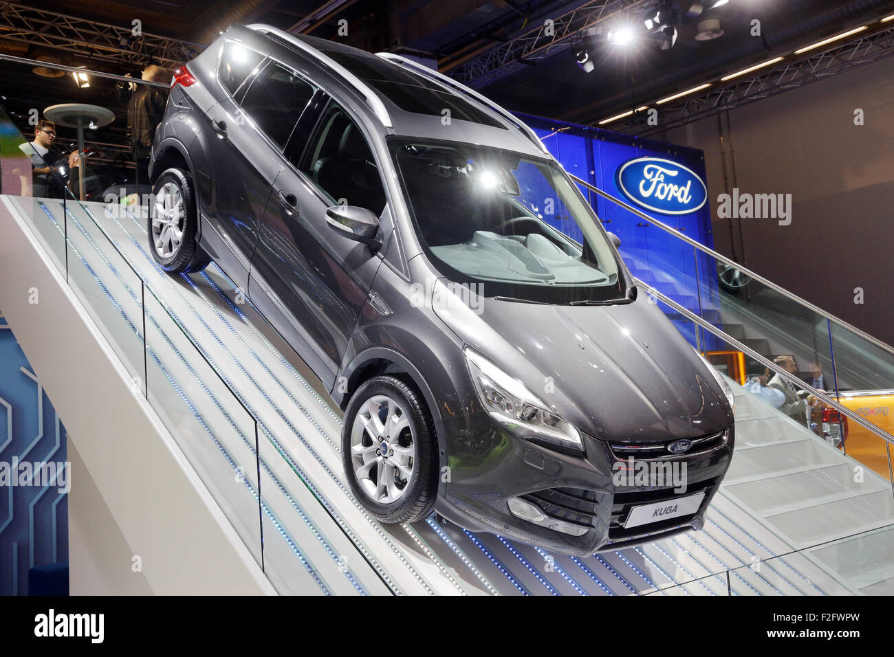 Frankfurt/M, 17.09.2015 - Ford Kuga Titanium (detrás) en el stand de Ford en el 66º Salón Internacional del Automóvil IAA 2015 (Internationale Automobil Ausstellung IAA) en Frankfurt/Main, Alemania Foto de stock