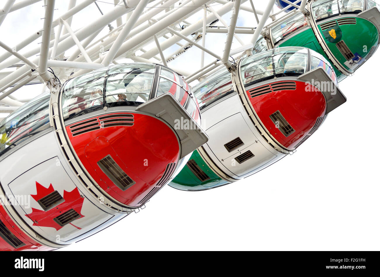 Londres, septiembre de 2015. El London Eye o Millennium Wheel con vainas pintados con los colores de las 20 naciones que participan en la Copa del Mundo de Rugby Foto de stock