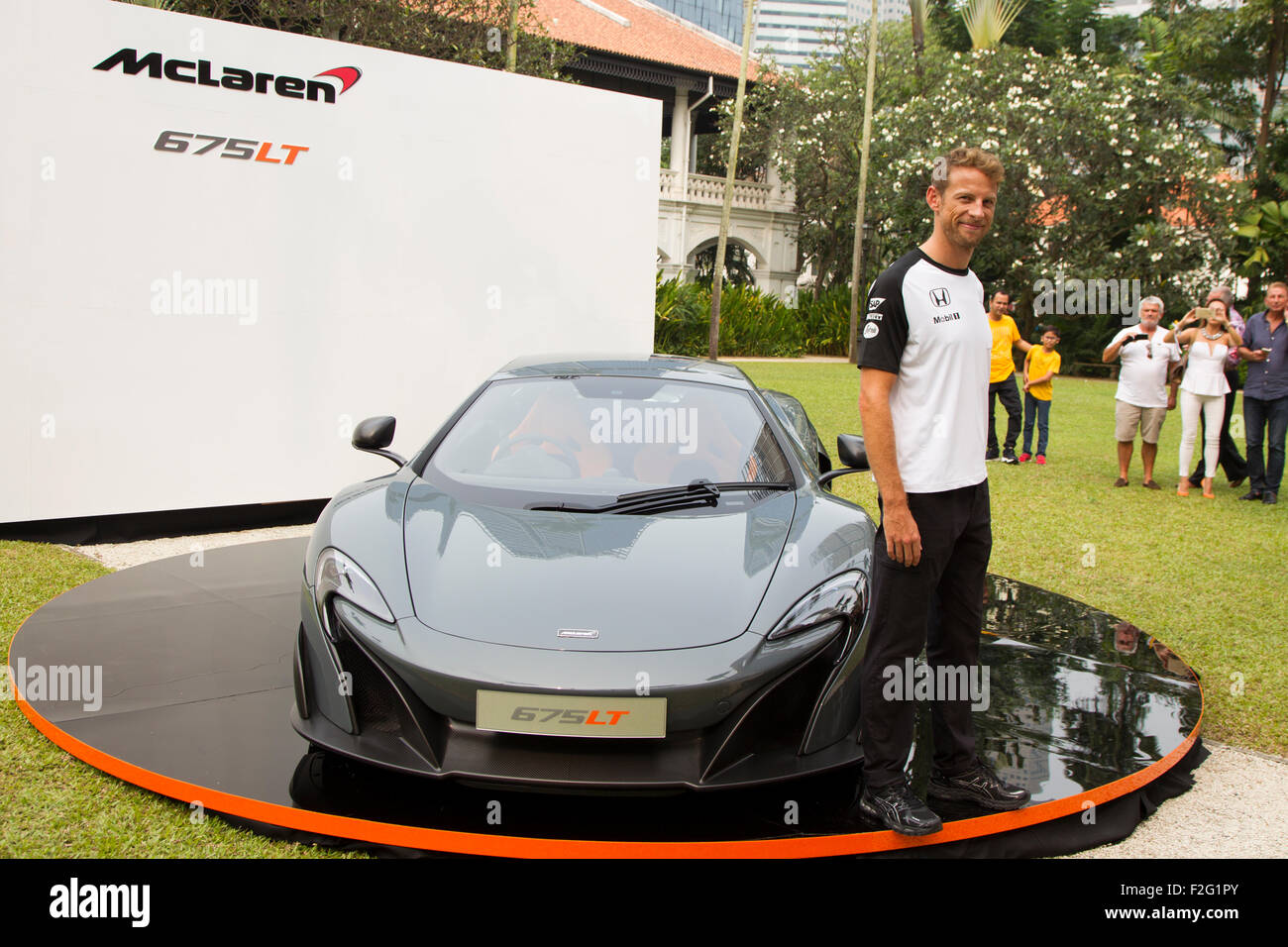 Singapur. El 18 de septiembre, 2015. F1, Jenson Button, se dirige a la audiencia tras el lanzamiento inaugural del British McLaren 675LT en el Hotel Raffles, Singapur Crédito: Chung Jin Mac/Alamy Live News Foto de stock