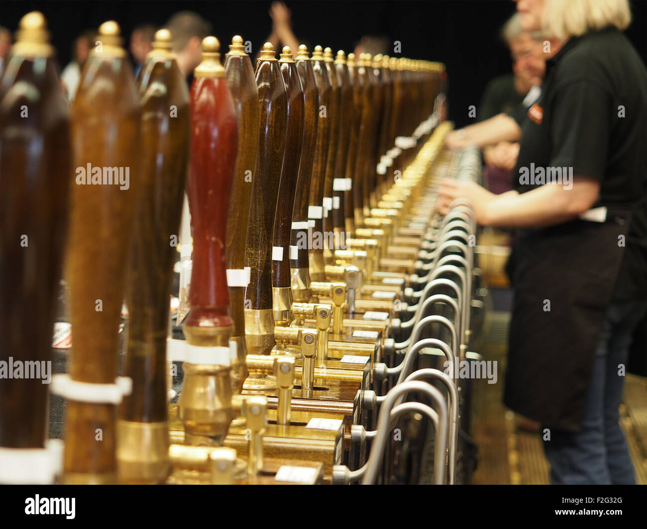 Detrás de la barra en un festival de la cerveza Foto de stock