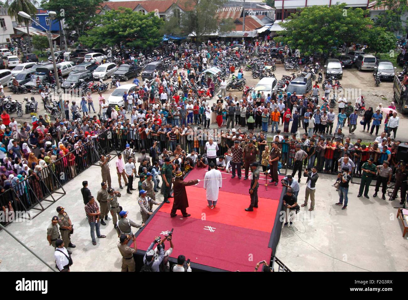 En Aceh, Indonesia. 18 Sep, 2015. Un hombre es azotado delante del público por violar la ley de la sharia en Banda Aceh, Indonesia, 18 de septiembre de 2015. Aceh es la única provincia de Indonesia que aplica la ley Sharia. Crédito: Junaidi/Xinhua/Alamy Live News Foto de stock