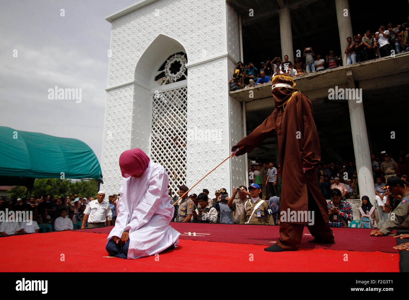 En Aceh, Indonesia. 18 Sep, 2015. Un hombre es azotado delante del público por violar la ley de la sharia en Banda Aceh, Indonesia, 18 de septiembre de 2015. Aceh es la única provincia de Indonesia que aplica la ley Sharia. Crédito: Junaidi/Xinhua/Alamy Live News Foto de stock