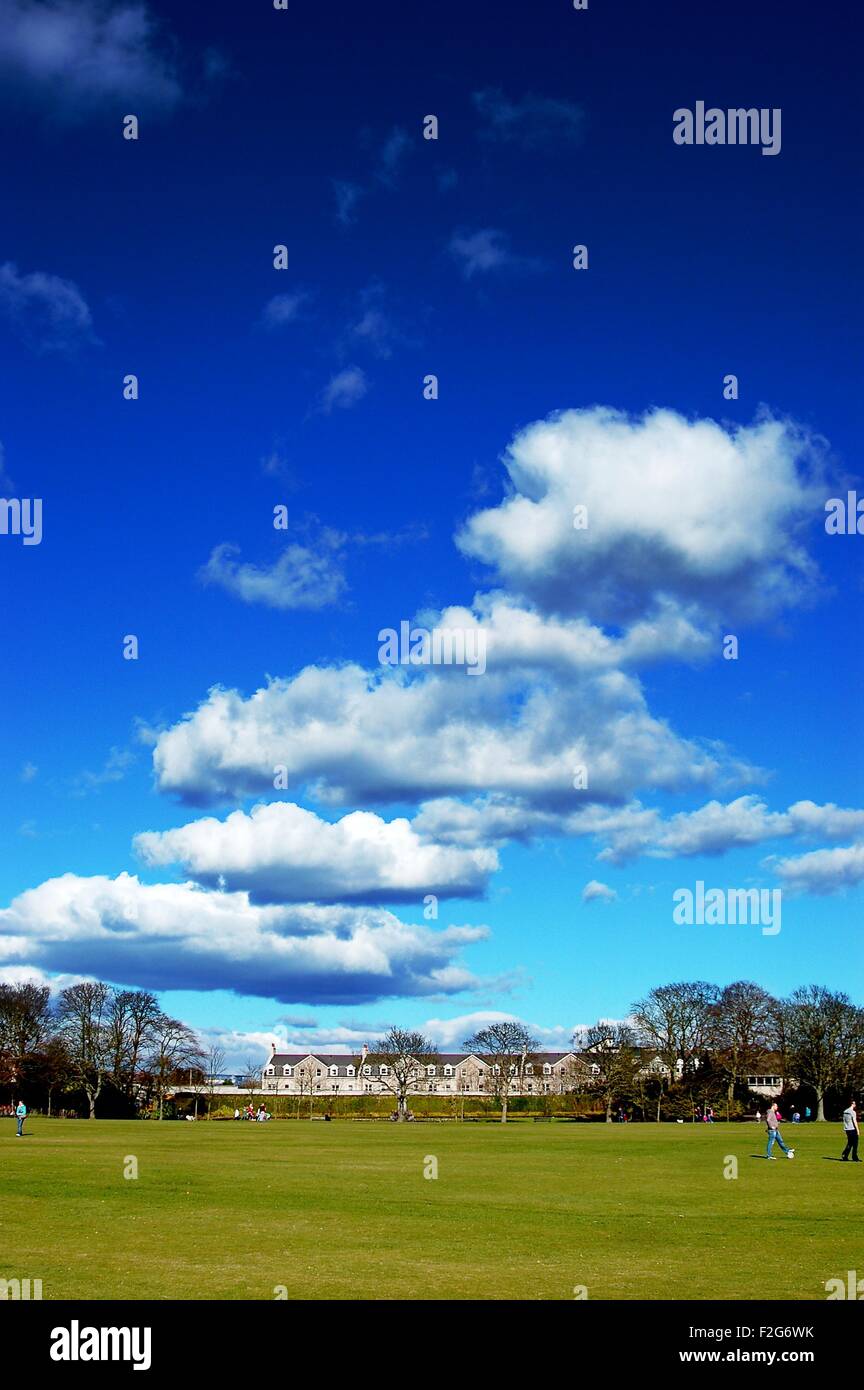 Duthie Park, Aberdeen el cielo azul profundo y las nubes Foto de stock