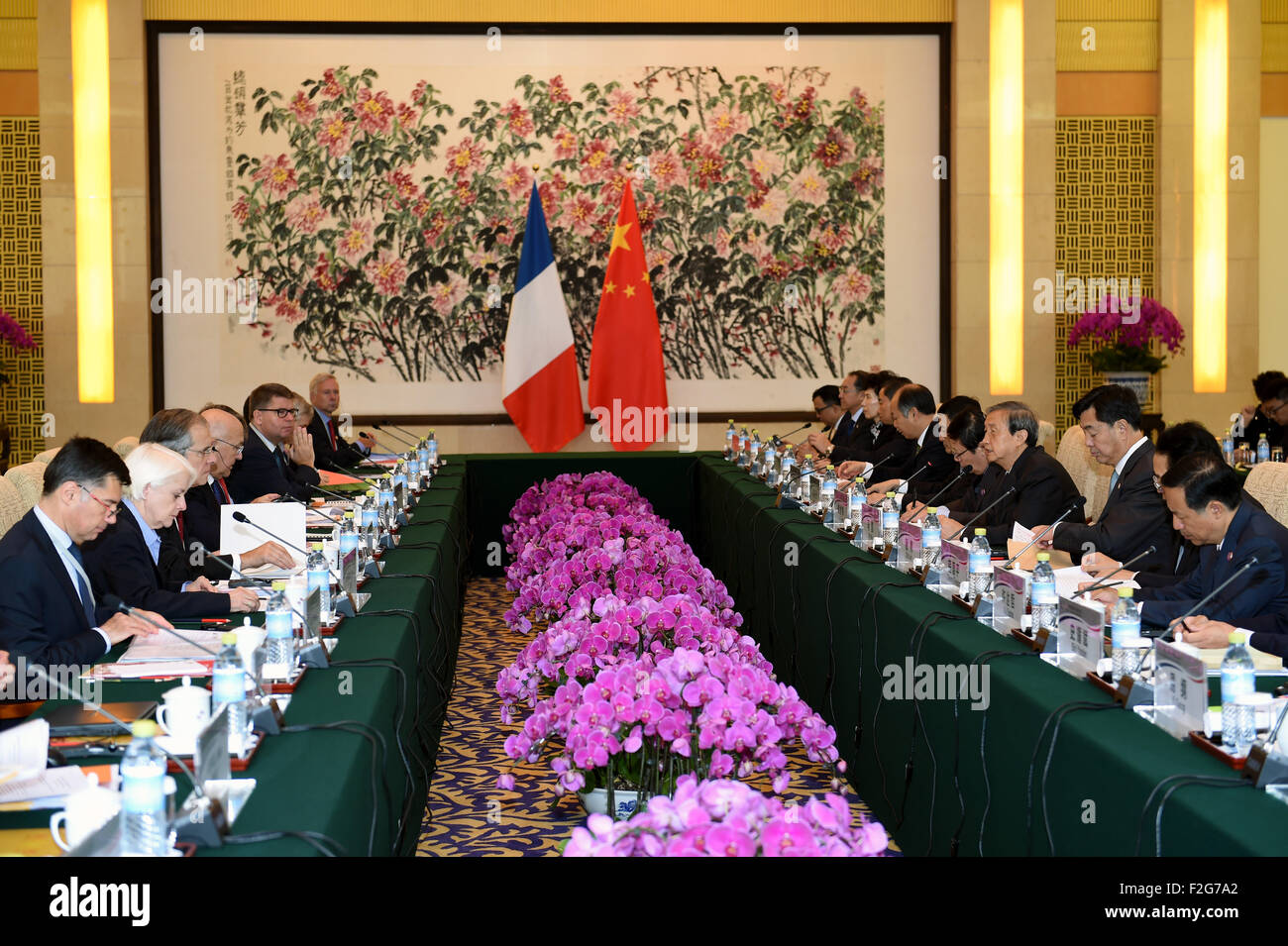 (150918) -- BEIJING, 18 de septiembre, 2015 (Xinhua) -- El Vice Premier chino Ma Kai, y el Ministro de Hacienda francés, Michel Sapin co-presidir el tercer China-France un diálogo económico y financiero de alto nivel (HED) en Beijing, capital de China, el 18 de septiembre de 2015. (Xinhua/Zhang Ling) (zkr) Foto de stock