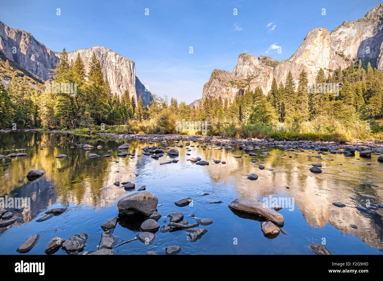 Río Merced, en el Parque Nacional Yosemite al atardecer, California, USA. Foto de stock