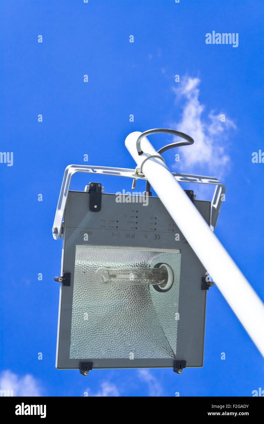 Proyector Halógeno cuadrados en la farola sobre cielo azul Foto de stock