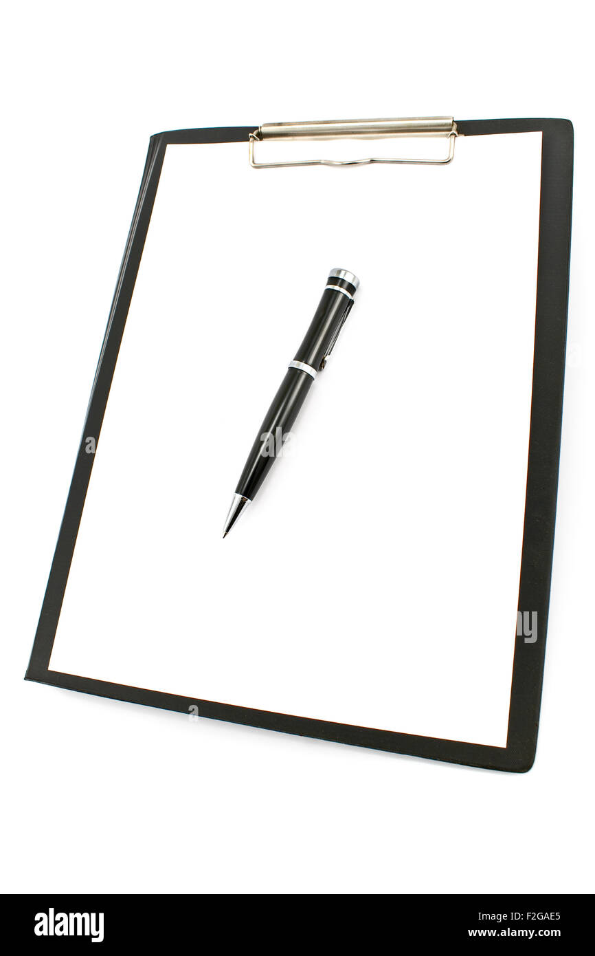 Portapapeles negro con lápiz y papel aislado en blanco Foto de stock