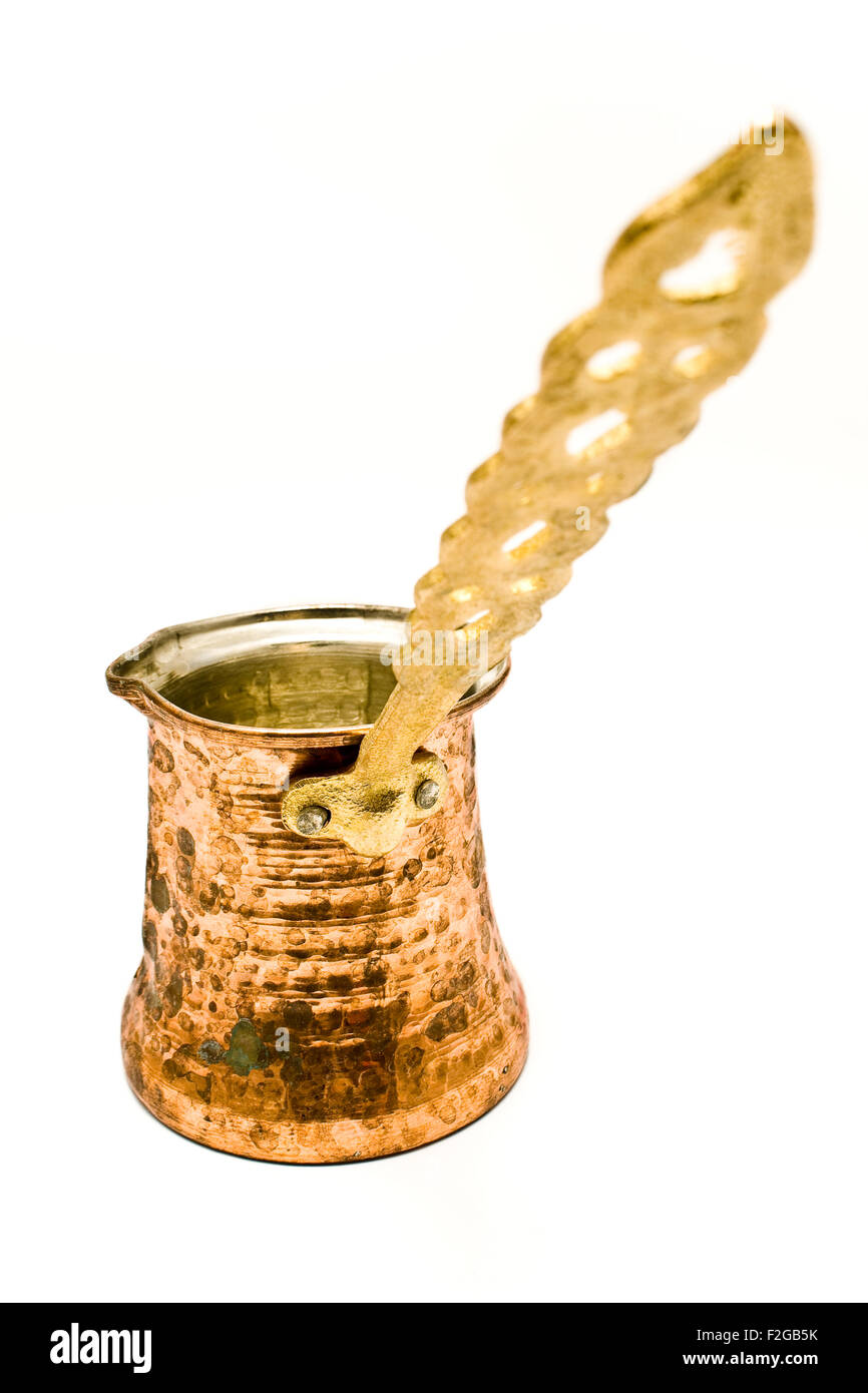 Cafetera de latón antiguo aislado en blanco Fotografía de stock Alamy