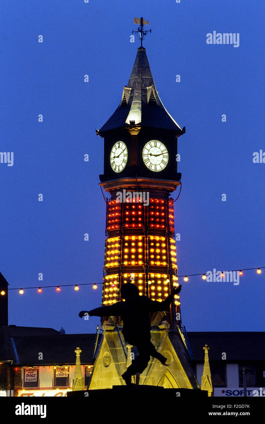 La torre del reloj y el Jolly pescador estatua en la noche. Skegness. Lincolnshire. Inglaterra. UK Foto de stock
