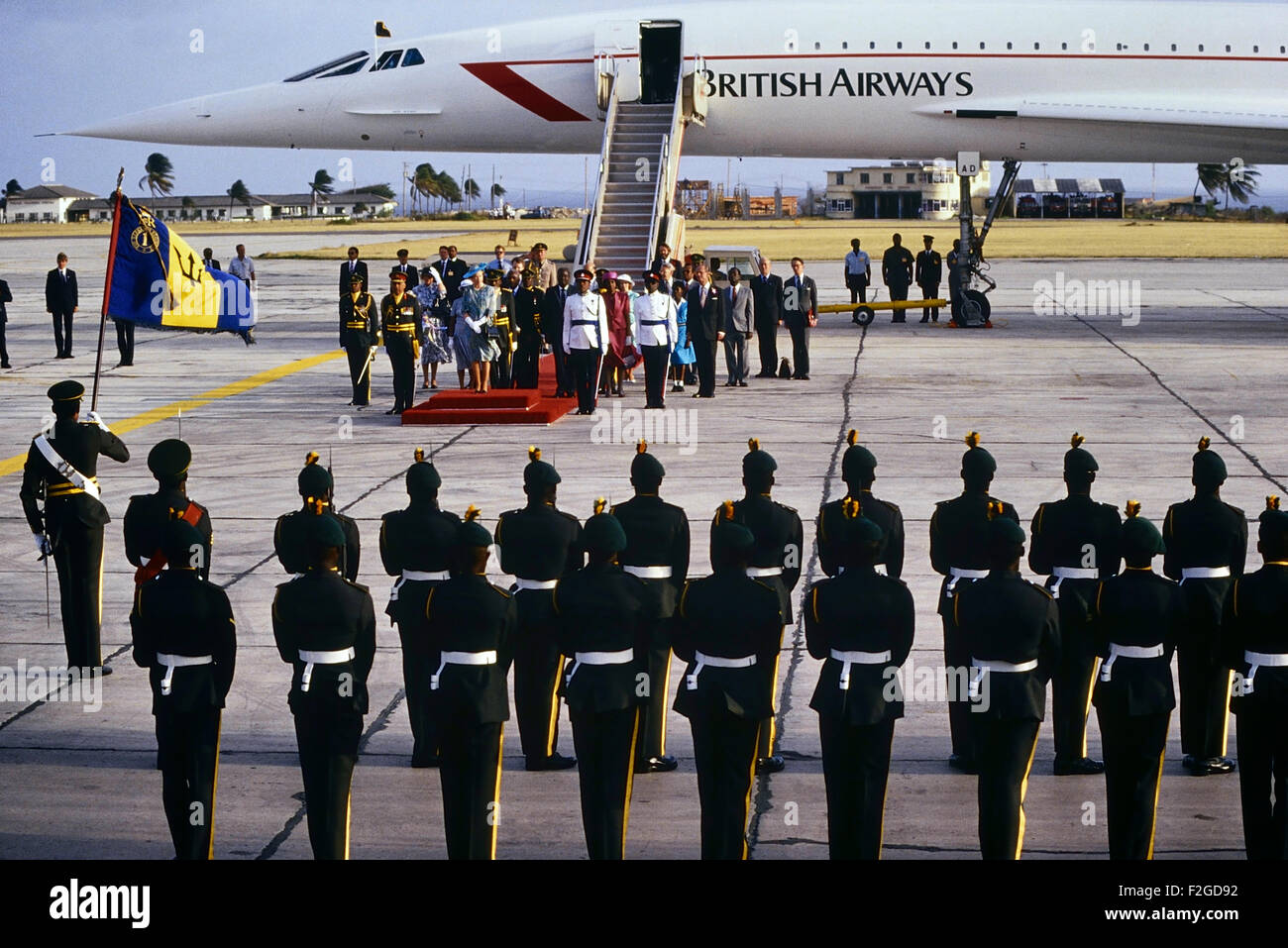 Una guardia de honor da la bienvenida a Su Majestad la Reina Isabel y su alteza real el duque de Edimburgo llegada a Barbados a través de Concorde. Circa 1989 Foto de stock