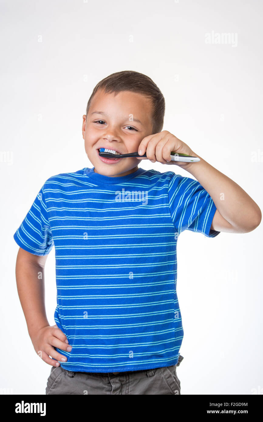 Niño cepillarse los dientes - fondo blanco aisladas. Foto de stock