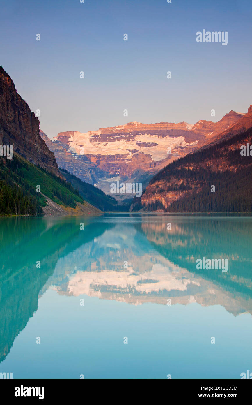 Glacial Lake Louise con el Glaciar Victoria y las montañas se reflejan en el agua color esmeralda, Parque Nacional de Banff, Alberta, Canadá Foto de stock