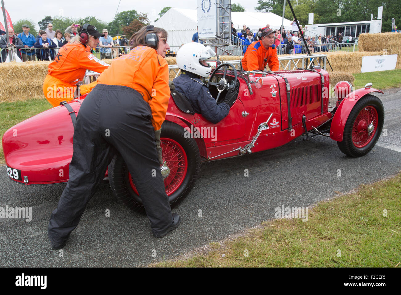 Cholmondeley Pageant del poder. Un 1934 Austin Martin Ulster LM 16, en la línea de largada de Cholmondeley Pageant del poder. Foto de stock