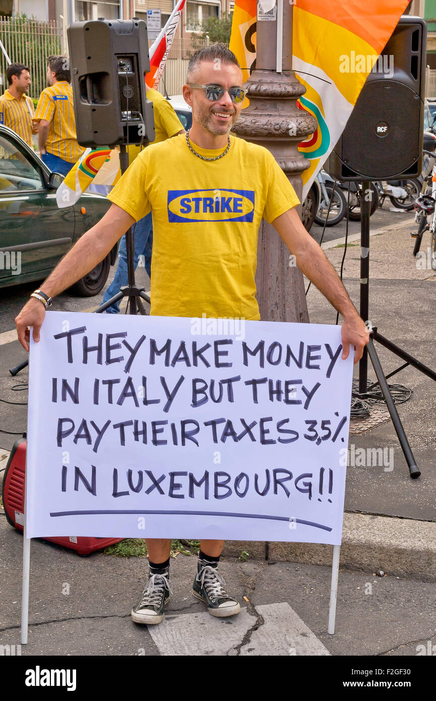 Roma, Italia, 18 de septiembre de 2015, una protesta frente a la Embajada Sueca de Ikea de Roma a los trabajadores que participan en el consorcio Flaica Cub para protestar por la bajada de los salarios por Ikea. Crédito: Stefano Montesi/Alamy Live News Foto de stock