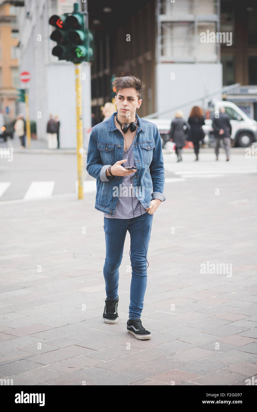 Video Musical Hombre Caminando Por La Calle