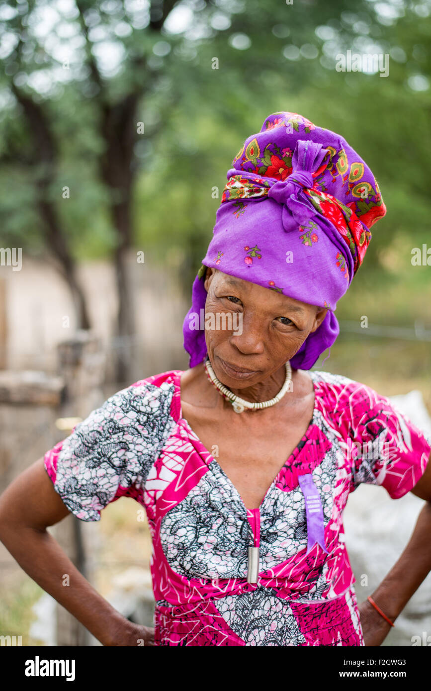 Pueblo san o bosquimanos en coloridas prendas Botswana, África Foto de stock