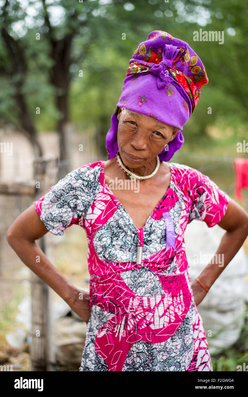 Pueblo san o bosquimanos en coloridas prendas Botswana, África Foto de stock