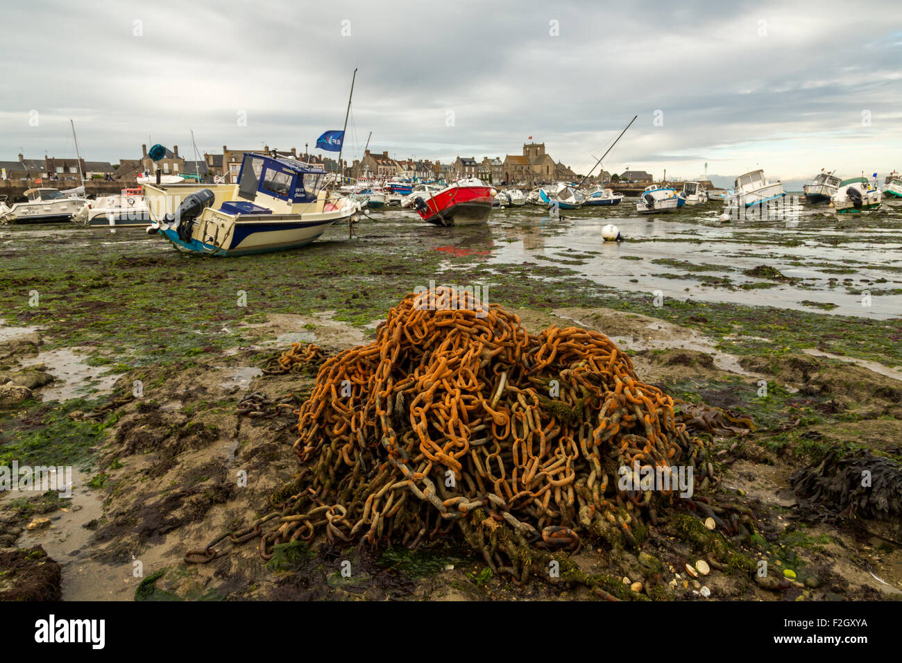 Marea baja en Barfleur, Francia Foto de stock