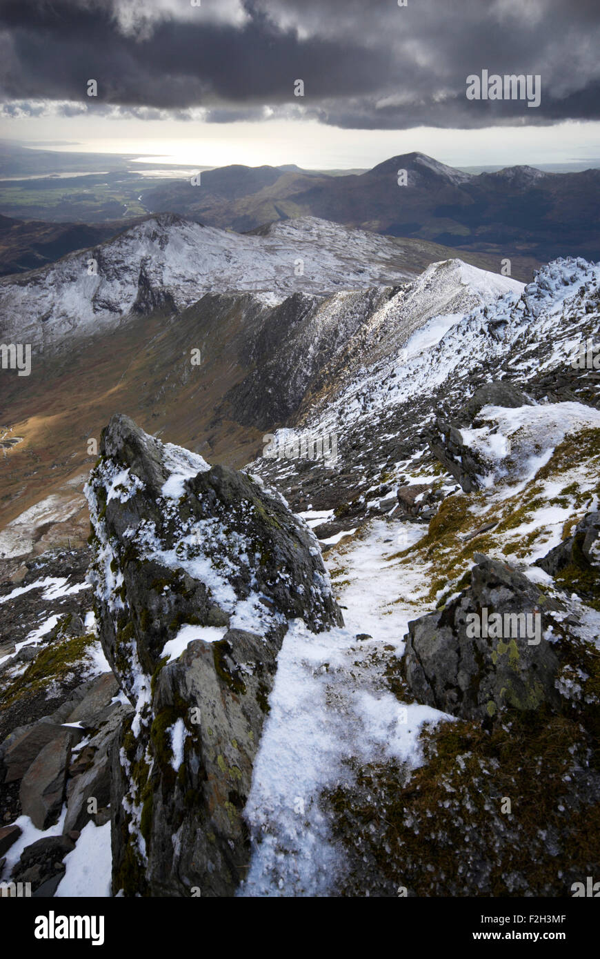 La vista desde la cima cubierta de nieve del Snowdon en el Parque Nacional de Snowdonia, Gales, Reino Unido Foto de stock