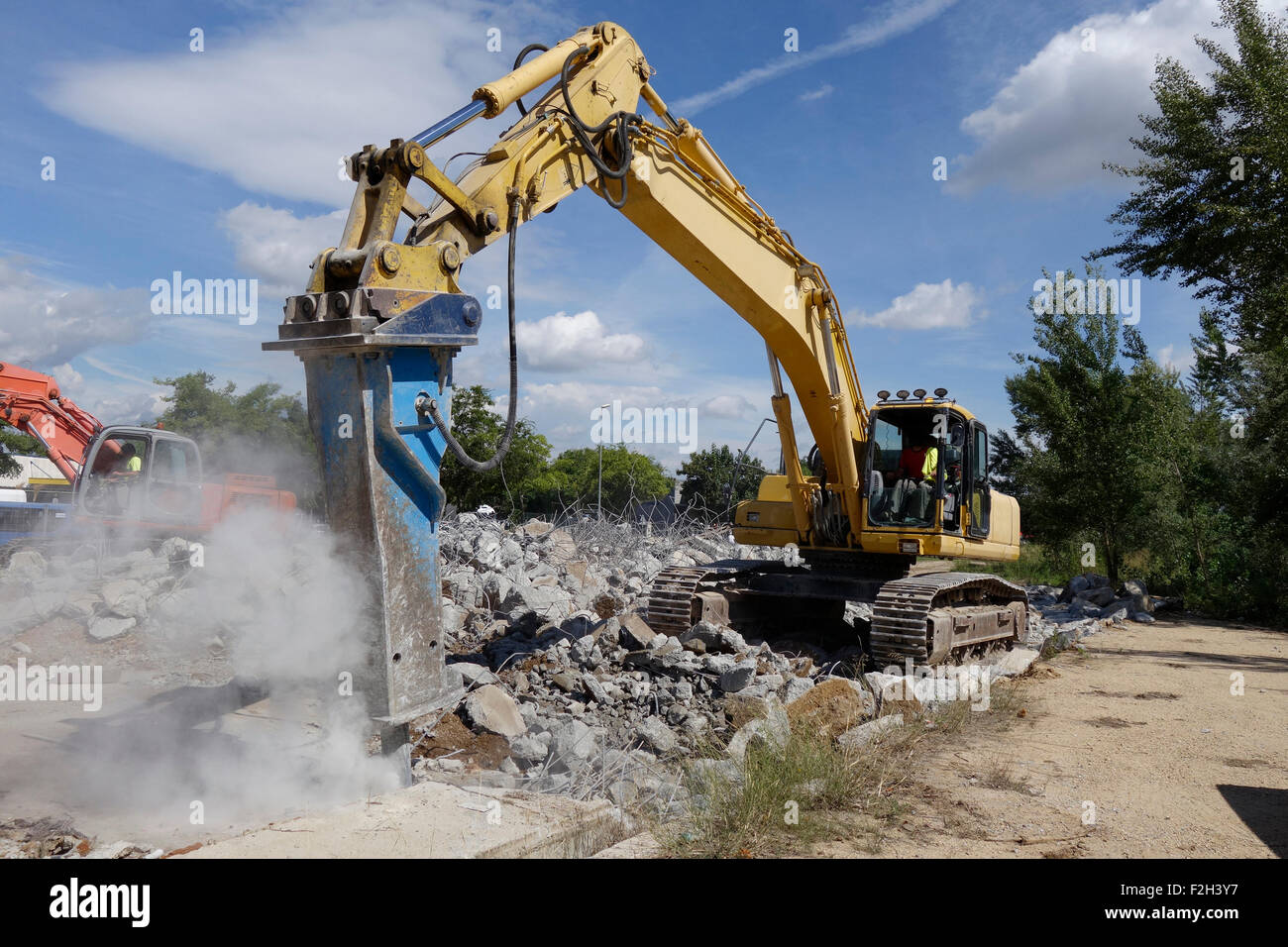 Gran excavadora con martillo, para demolición de hormigón Fotografía de  stock - Alamy