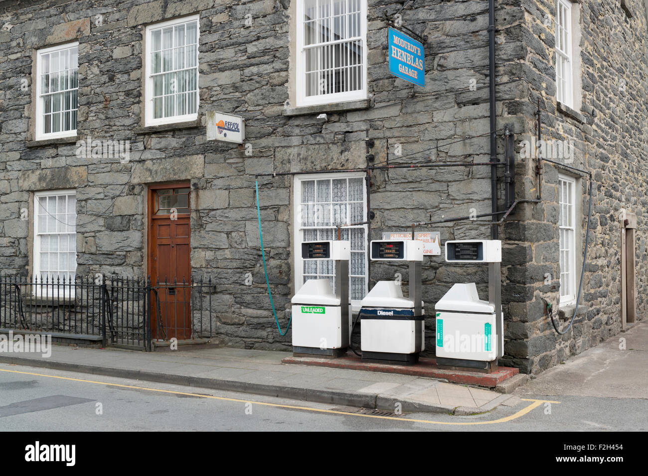 Una pequeña estación de llenado de gasolina estrafalario en la pequeña localidad galesa de bala en Gwynedd, en Gales, Reino Unido. Foto de stock