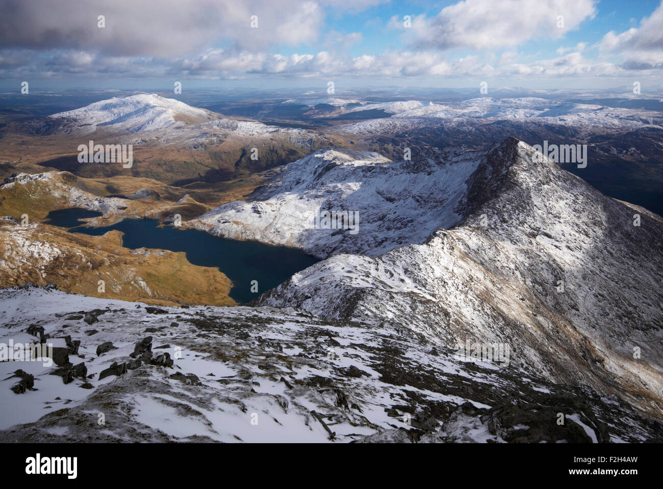La vista desde la cima cubierta de nieve del Snowdon en el Parque Nacional de Snowdonia, Gales, Reino Unido Foto de stock