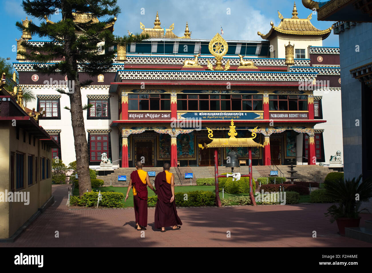 Los monjes tibetanos son caminar delante del templo de oro ( India) Foto de stock