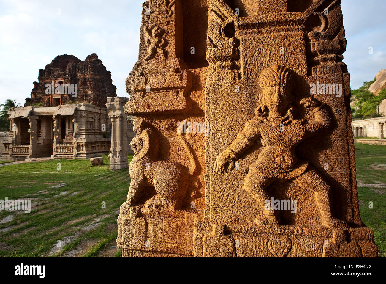 En el interior del templo Achyutaraya, un sitio arqueológico en Hampi (India) Foto de stock