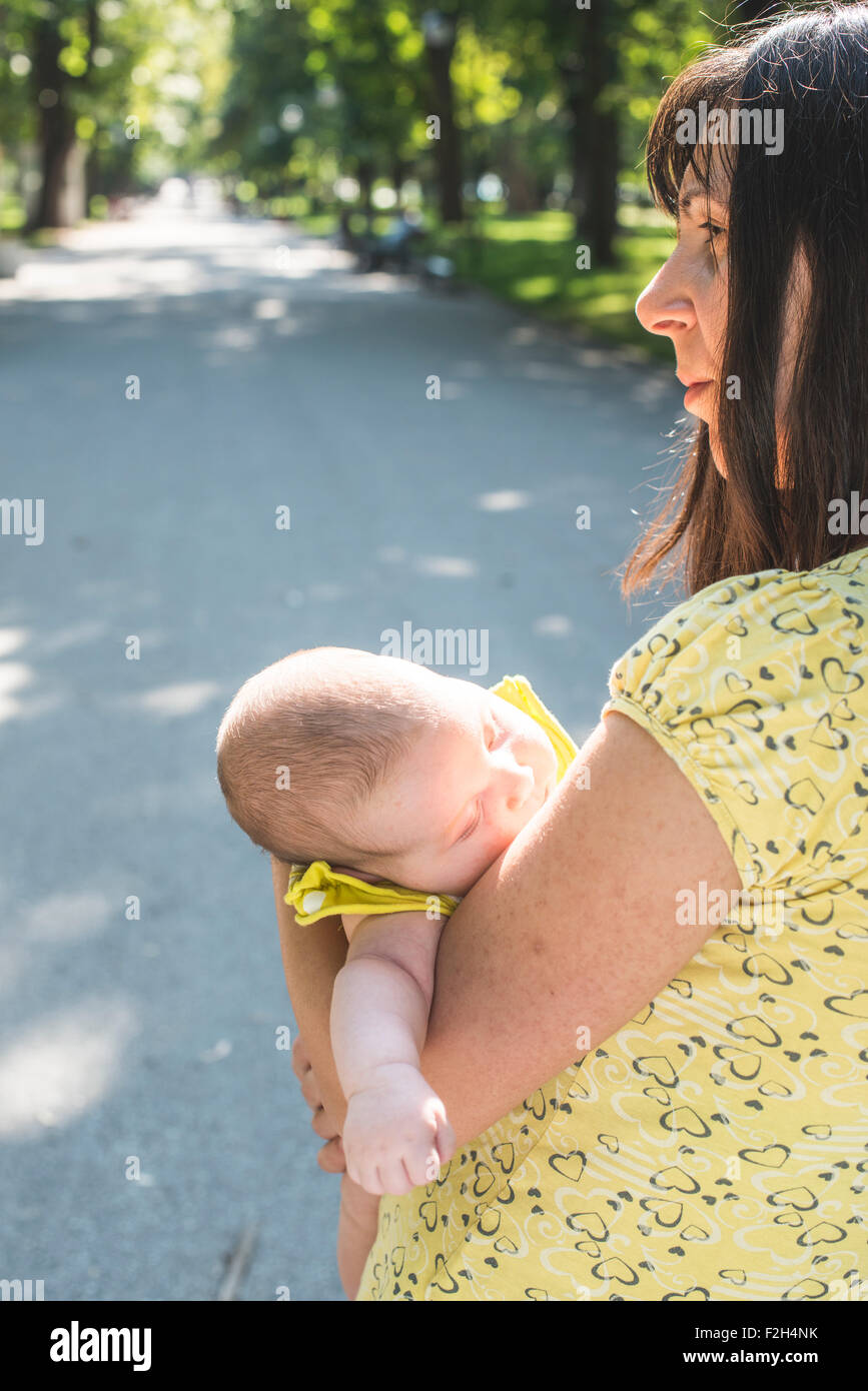 La mujer y su bebé en un parque. Día soleado Foto de stock