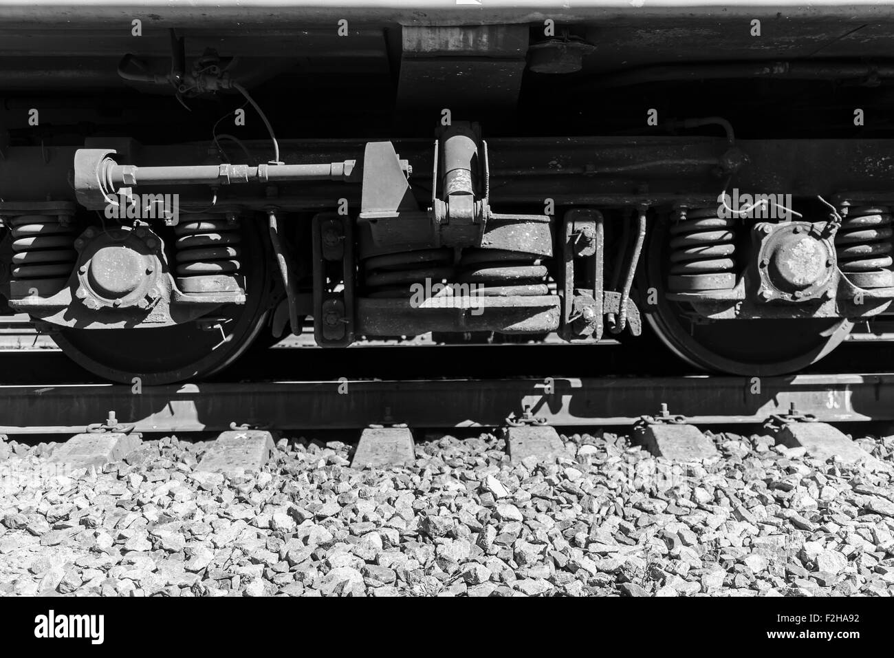 Las ruedas de los trenes en blanco y negro Foto de stock