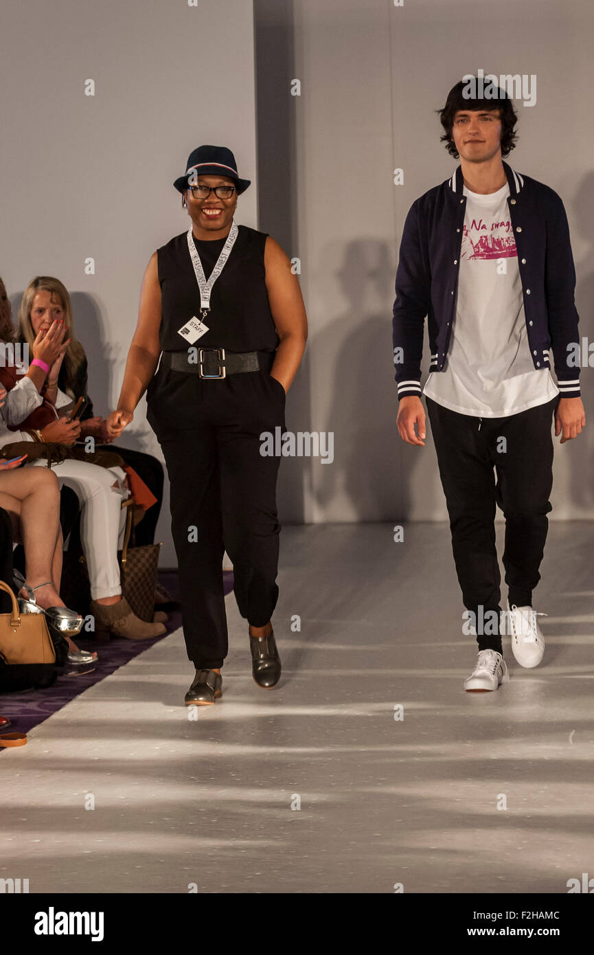 Londres Reino Unido 19 De Septiembre De 15 Un Modelo Y Disenador De Kiyoo Na Swagger En La Pista A Las Modas Mas Finos De La Semana De La Moda De Londres Londres Reino Unido 19 De Septiembre De 15 Un Modelo Y Disenador De Kiyoo Na Swagger En La Pista A Las Modas Mas Finos De La Semana De La Moda De Londres