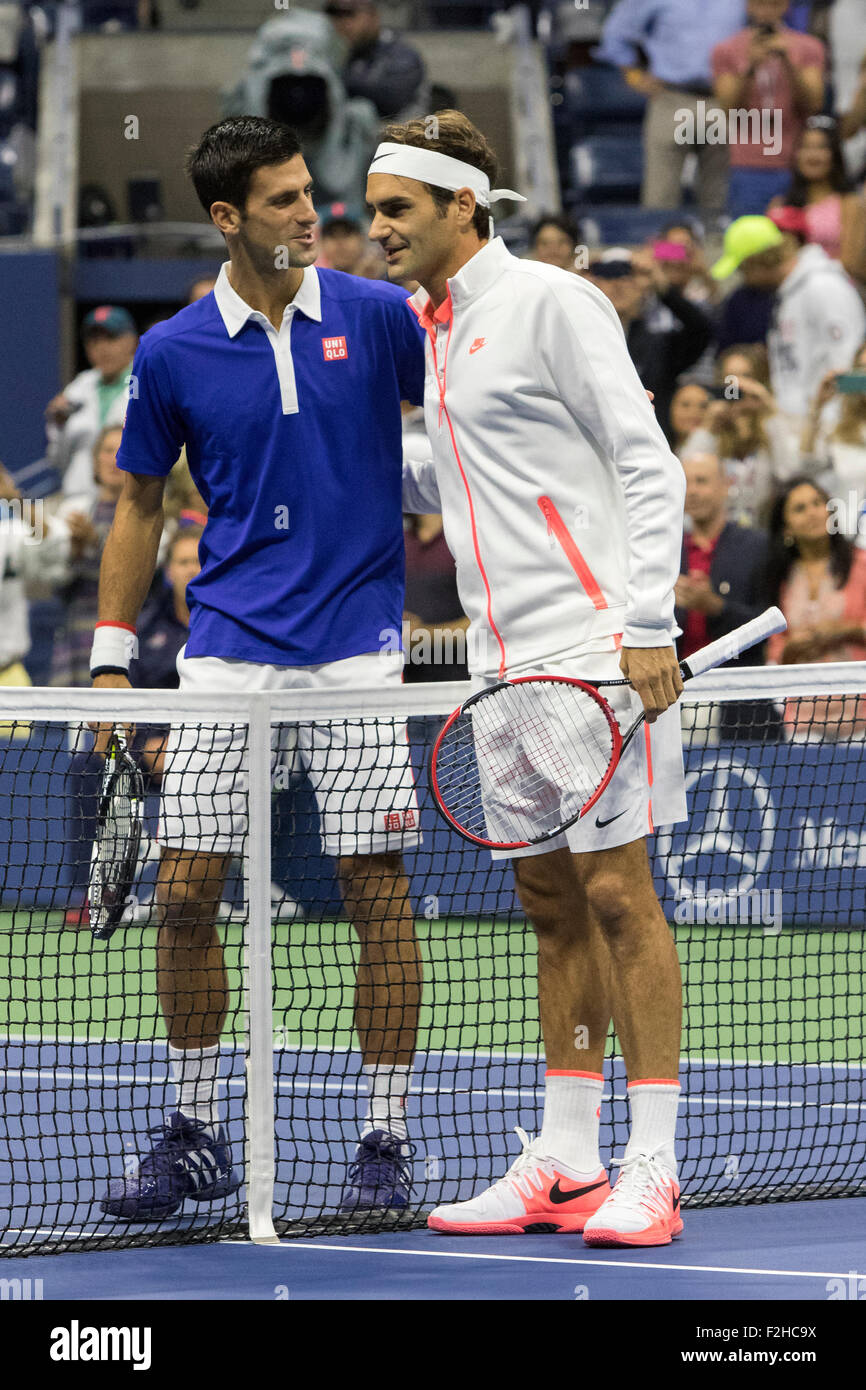 Novak Djokovic (SRB) ganador y Roger Federer (SUI) antes de la final masculina en el 2015 el US Open de tenis Foto de stock